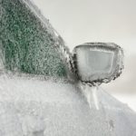 Neve e gelo, lavare l’auto per difenderla dal sale
